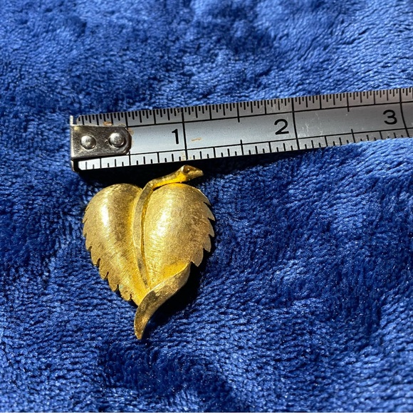 Vintage 7 pc lot marked jewelry. In good condition working clasps and closures. - Picture 10 of 16